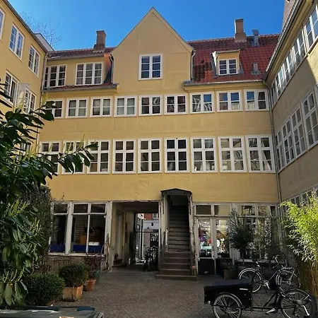 100 Kvadratmeter. Yderst Attraktivt Beliggenhed Apartment