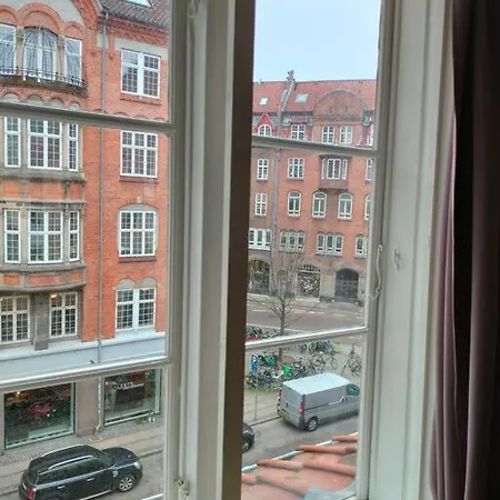 100 Kvadratmeter. Yderst Attraktivt Beliggenhed Apartman