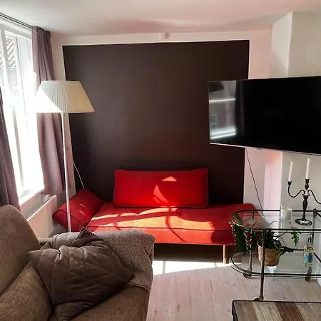 100 Kvadratmeter. Yderst Attraktivt Beliggenhed Apartment *