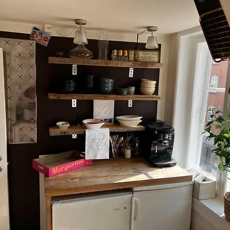 100 Kvadratmeter. Yderst Attraktivt Beliggenhed Apartment *
